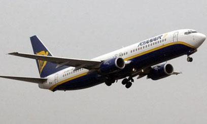 Ryanair mulls bigger bonus for spotting oversized bags