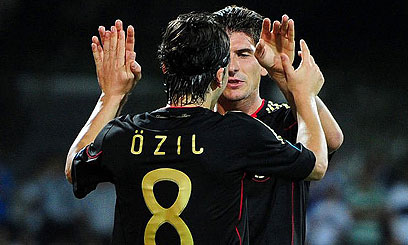 Ozil, Di Maria snub Gunners to stay at Real