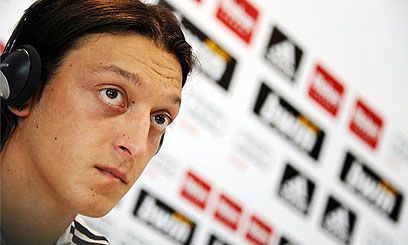 Arsenal smash club record to land Ozil