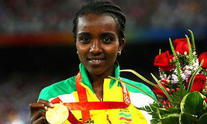 Tirunesh defends title