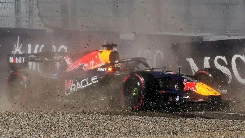 Red Bull to change wing after Verstappen crashes