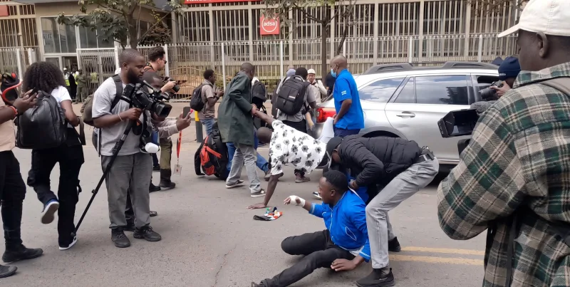 Plainclothes police arrest youths near Harambee House amid Saba Saba restrictions