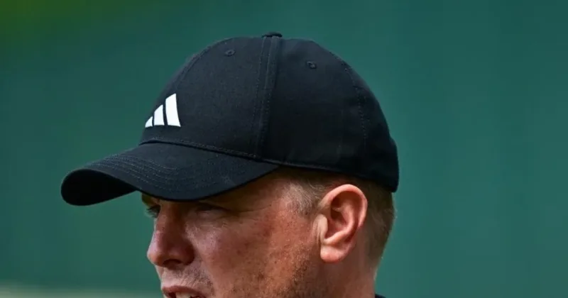 Manager Howe to leave Newcastle with immediate effect