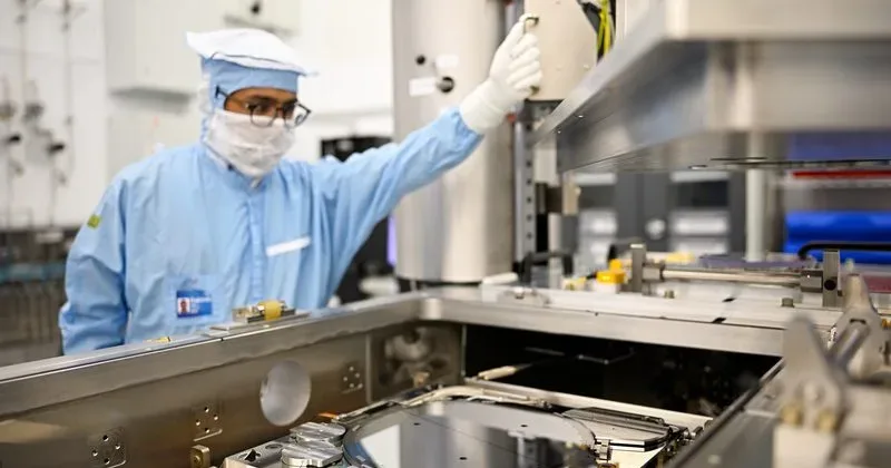 ASML raises 2026 sales forecast on strong AI-driven chip demand