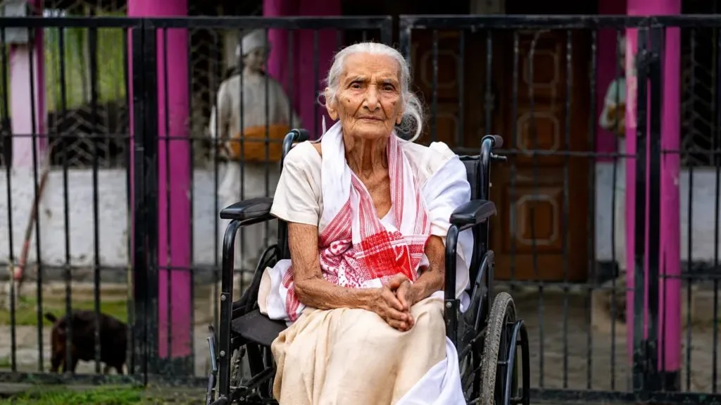 How a 97-year-old escaped deadly Indian floods on a banana log raft