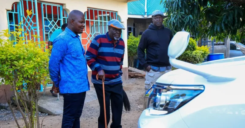 Ruto Delivers New Prado to Luo Council of Elders Chairman