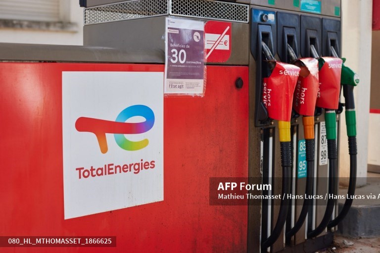 Russia to slash oil output over Western price cap