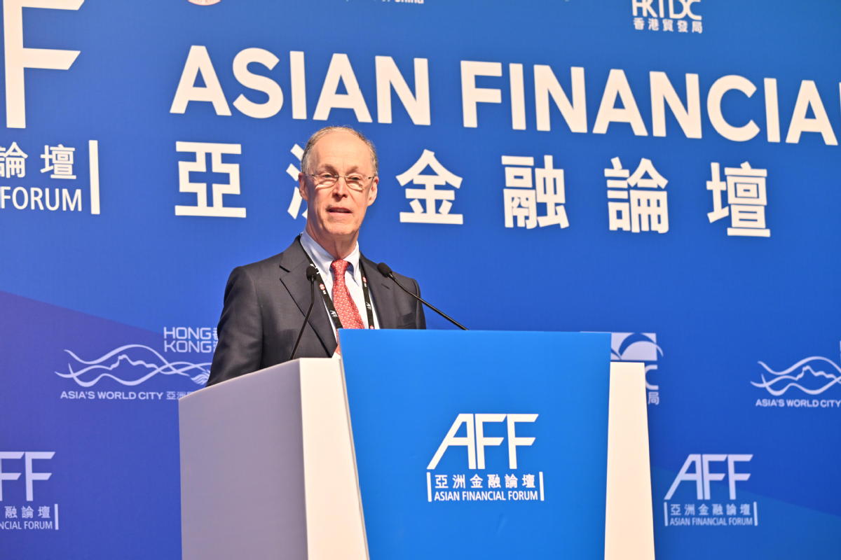 Nobel economics laureate warns of commercial loan risks, economic fragmentation