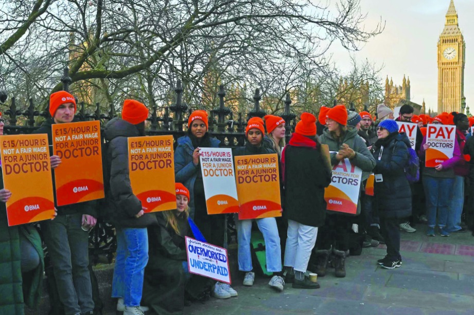 Junior doctors in England back more strike action