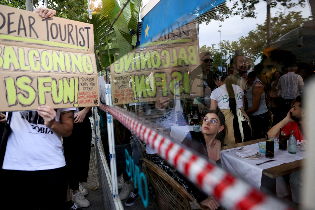 Anti-tourism protests in Spain spread to Barcelona