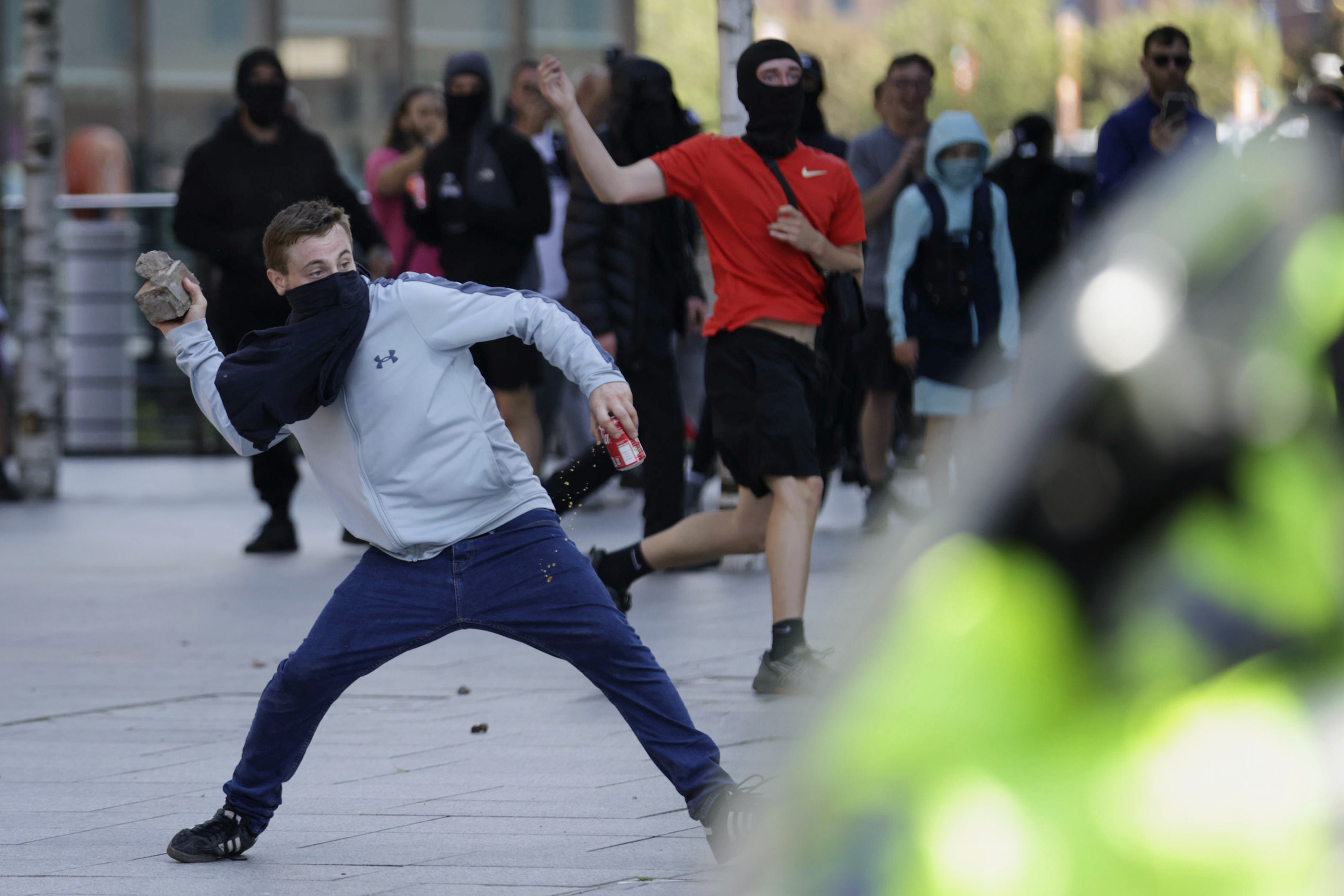 Anti-immigrant riots in UK first big challenge for Labour government