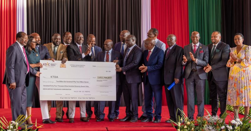 Ruto hands over Sh2.6bn to tea farmers hit by bank collapses