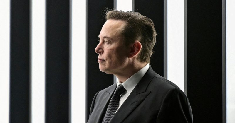 SpaceX share price drops below stock market debut