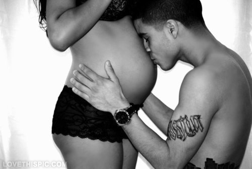 23163-Kissing-Pregnant-Tummy