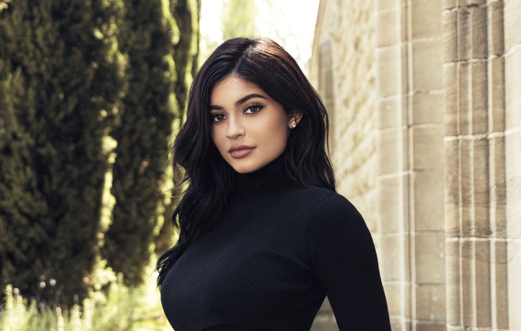 Kylie Jenner Becomes First Woman to Gain 300 Million  Instagram Followers