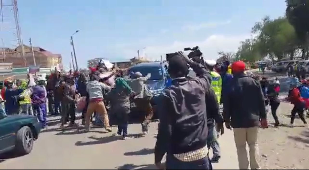 Day of drama as Ruto climbs Mt Kenya amid rising political temperatures