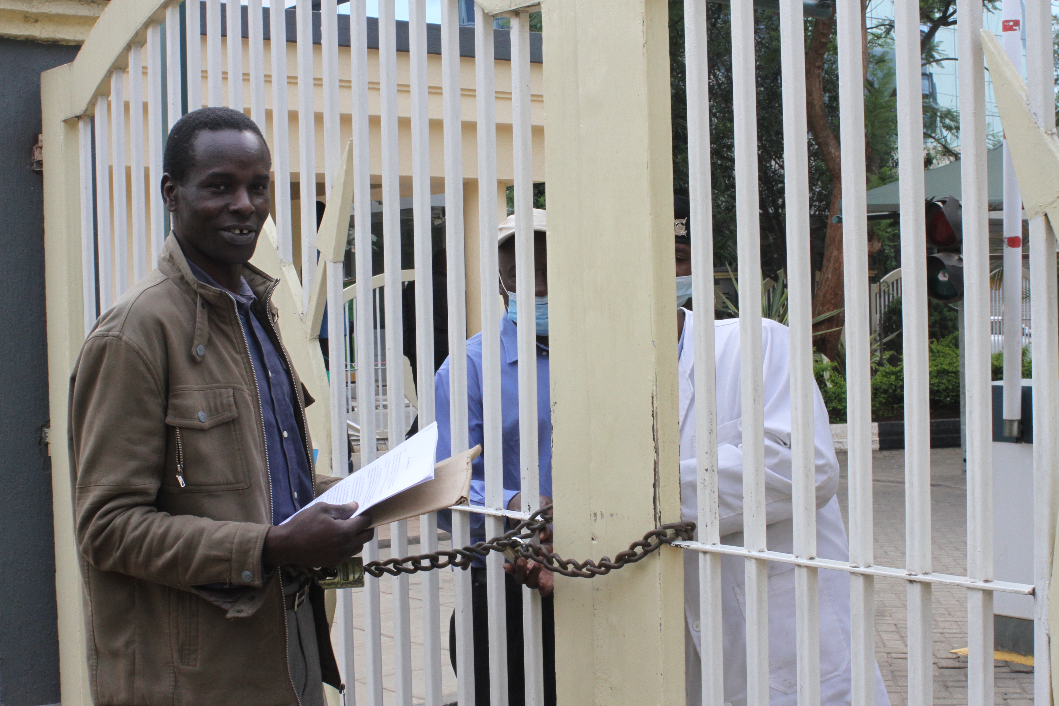 Drama as ‘hustler’ chains himself at DP Ruto’s office to demand a job
