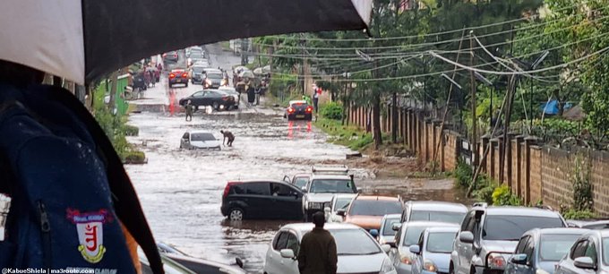 Nairobi roads flooded after heavy rains causing traffic