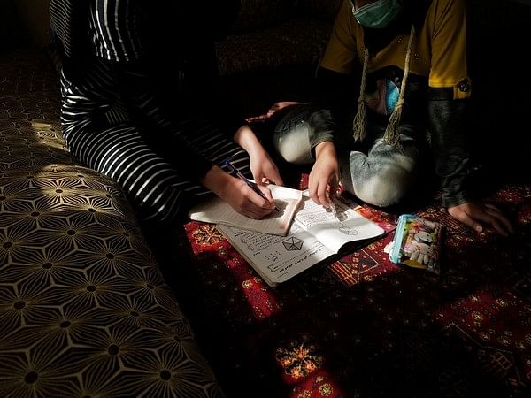 Kabul woman teaches street children for free