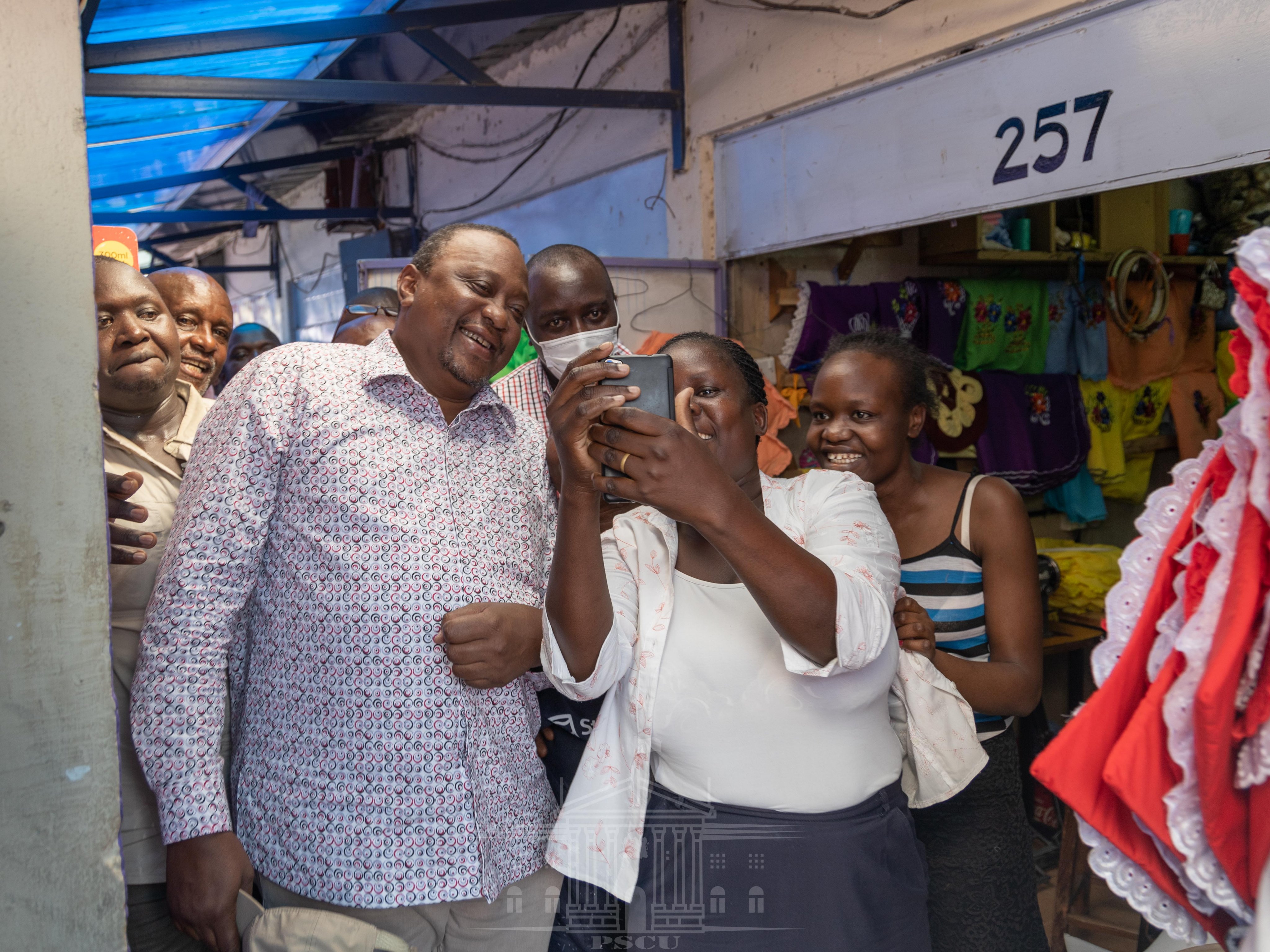 PICTURE STORY: President Kenyatta enjoys nyama choma during tour of Kenyatta Market
