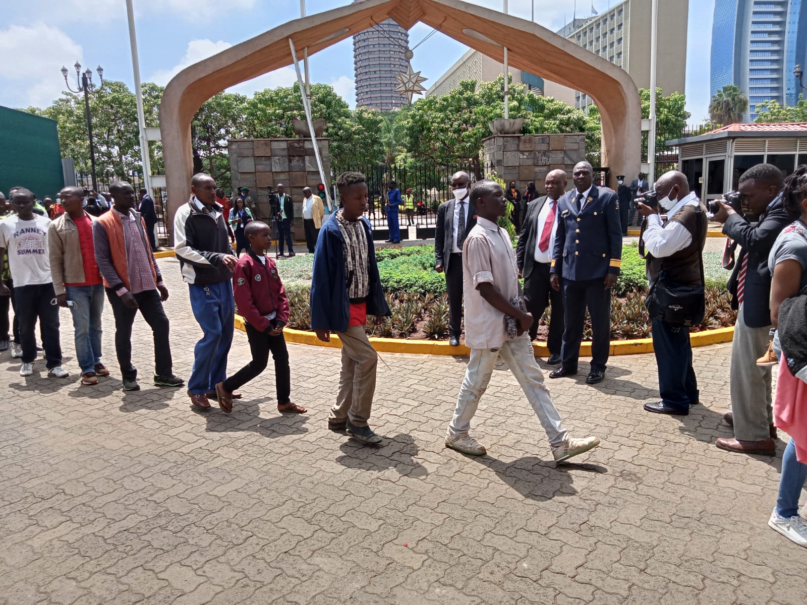 Hundreds of Kenyans view Kibaki’s body in Parliament