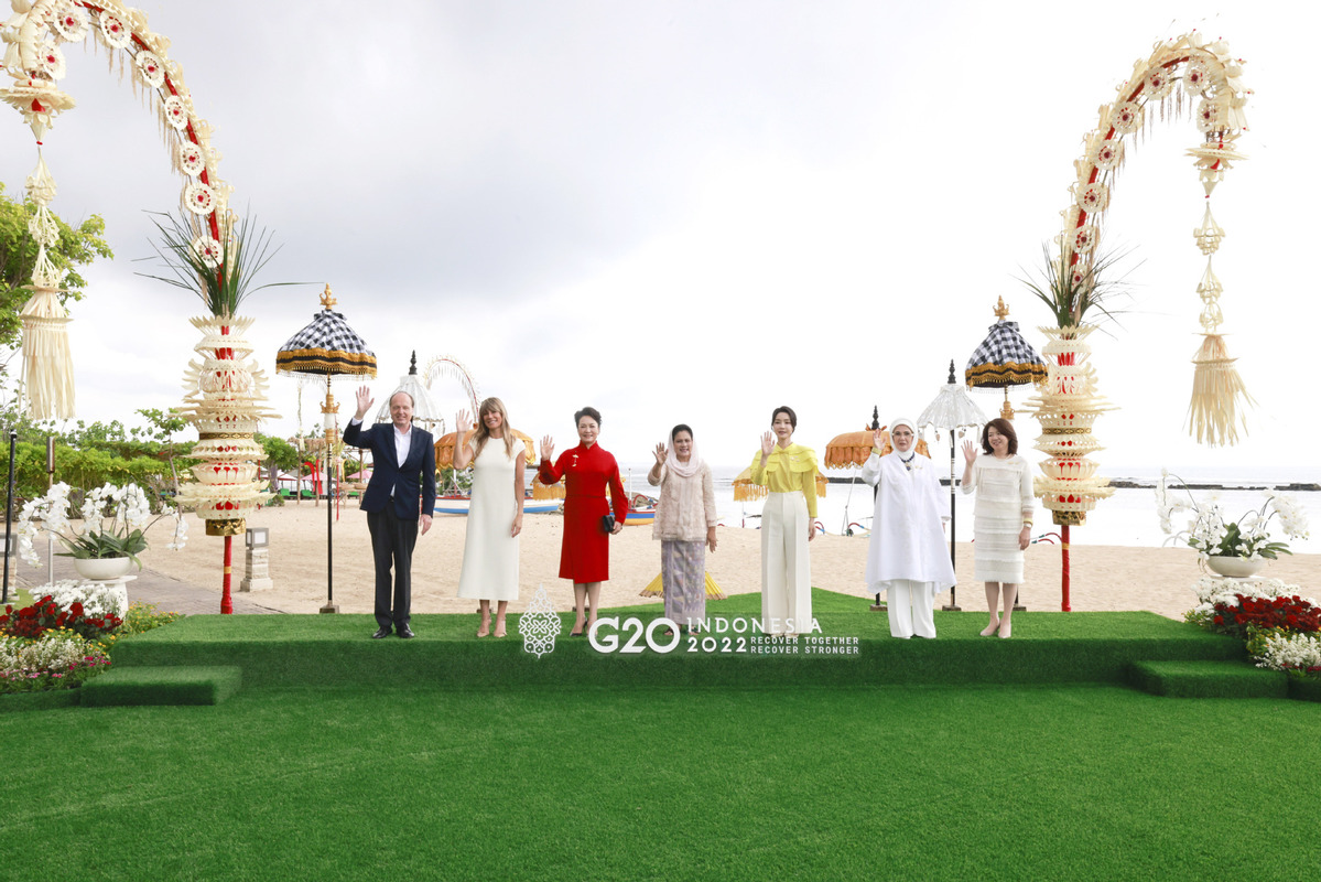 Peng Liyuan attends spouses event of G20 leaders in Bali
