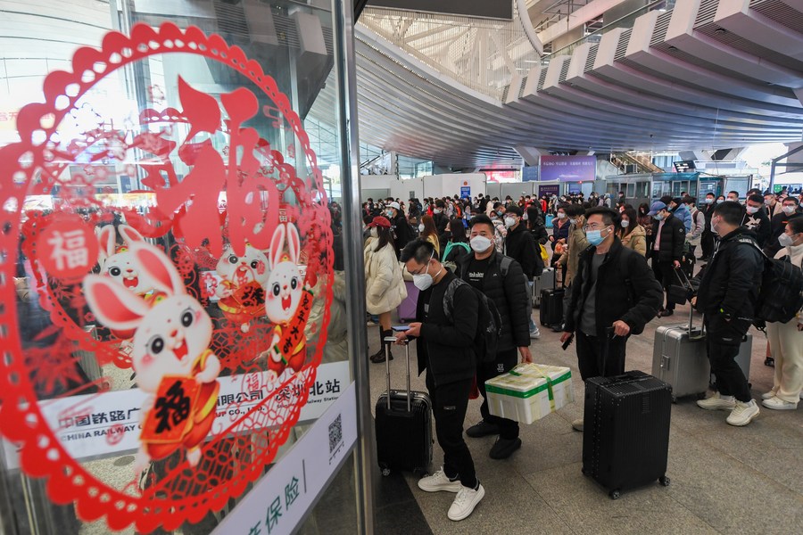 <strong>Spring Festival holiday tops 225 million passenger trips</strong>