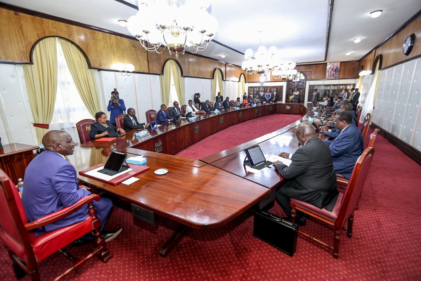 Ruto’s Cabinet goes digital; CSs to only carry tablets to meetings