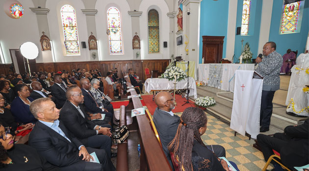 Uhuru mourns spouse to Kibaki’s PA at requiem mass in Parklands