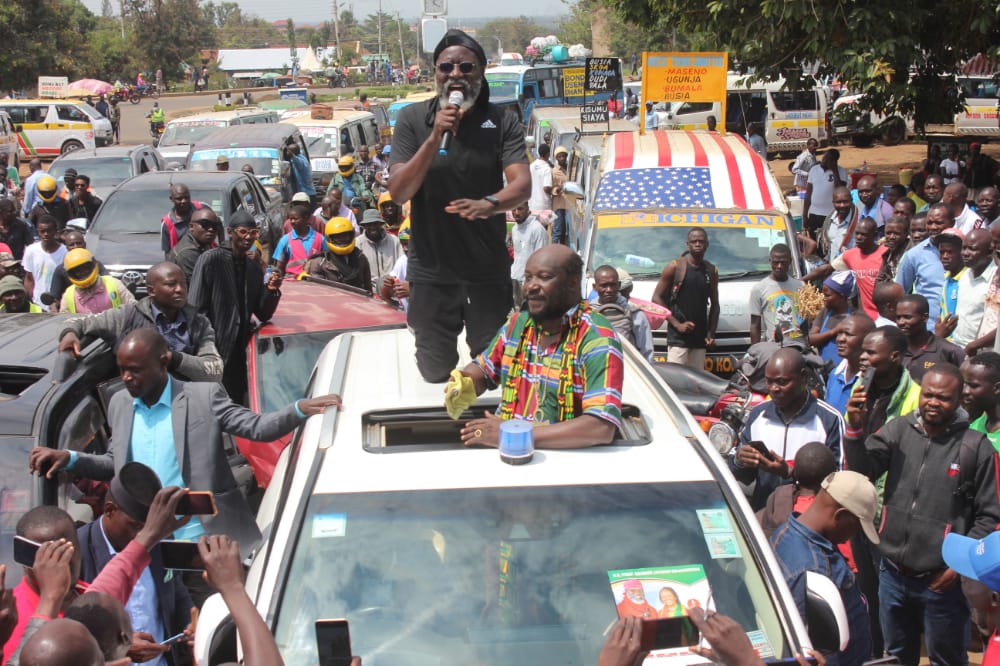 Wajackoyah, Omanyo flee as youth disrupt demonstrations in Busia