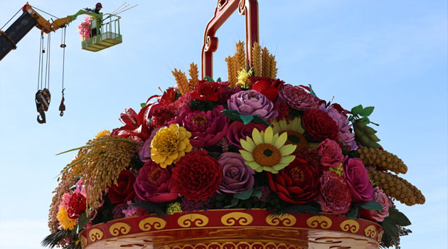 Giant flower display in Beijing to greet National Day