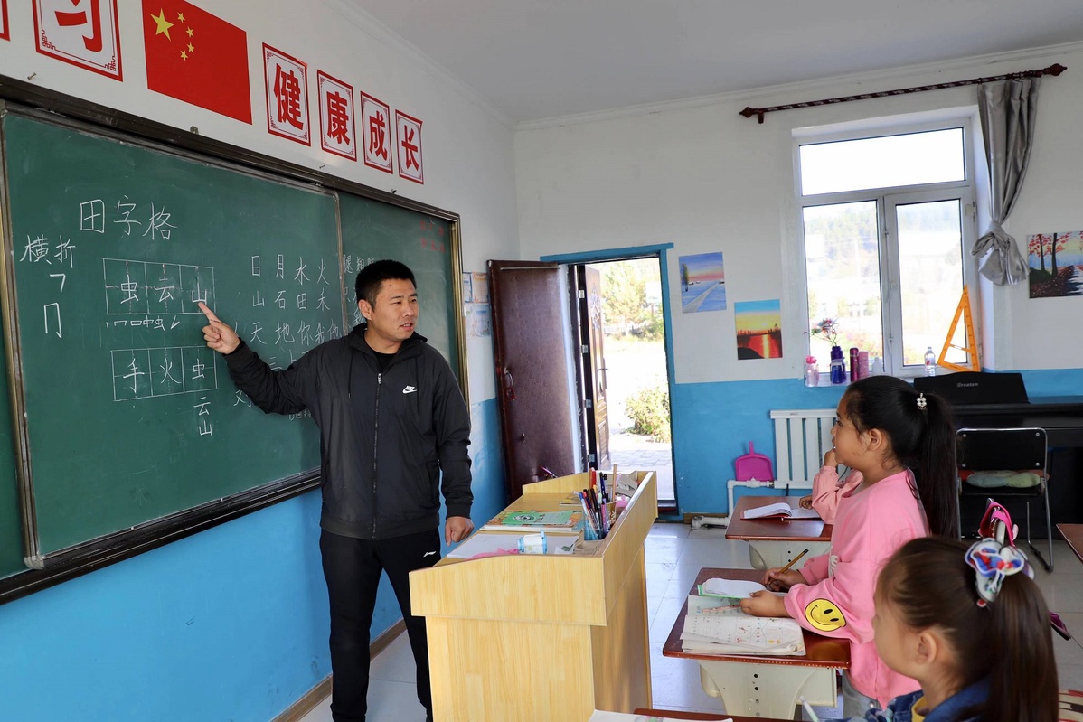 Xi urges teachers to contribute more to realizing national rejuvenation