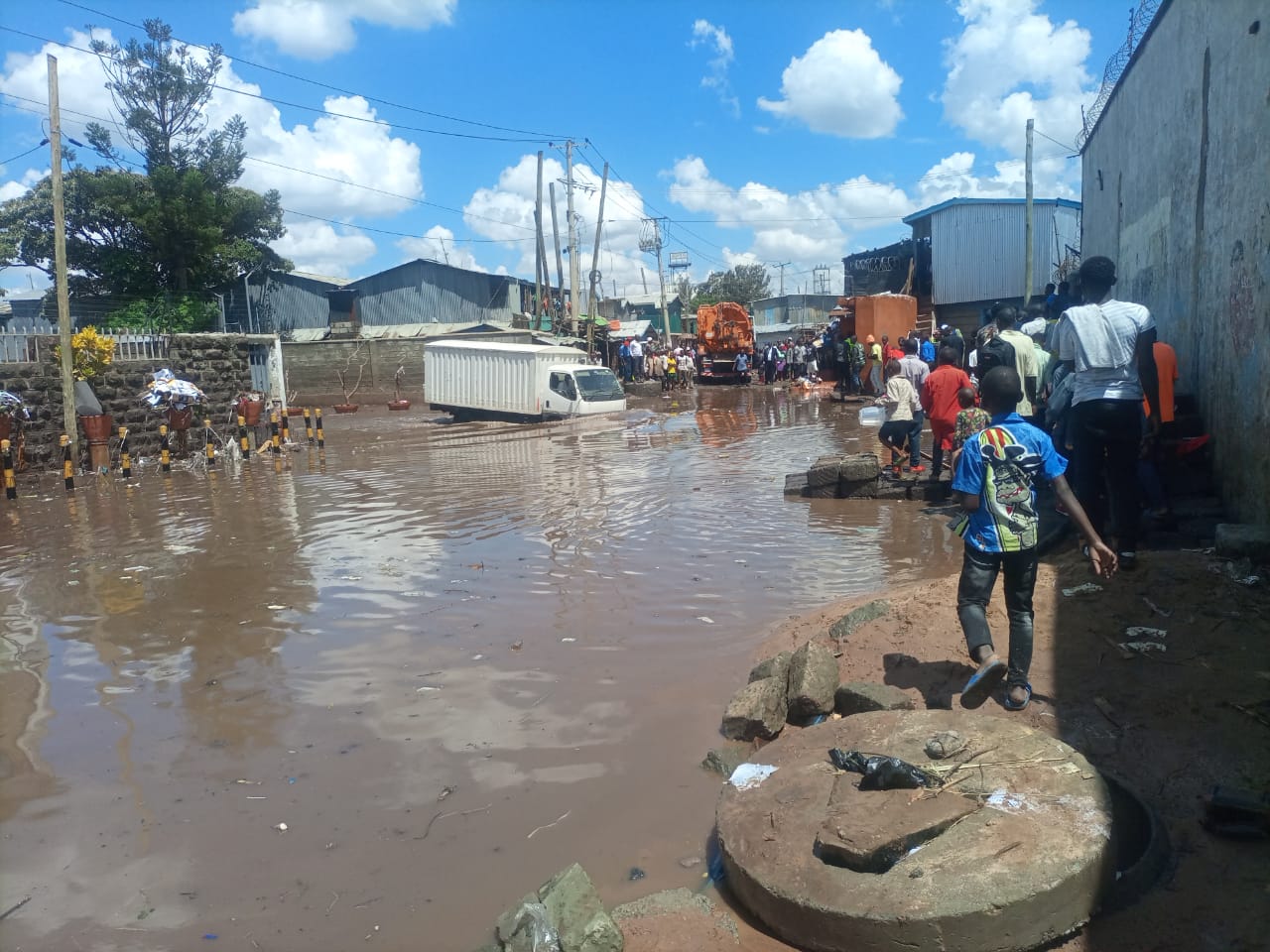 City Hall unclogging blocked drainage following heavy rains