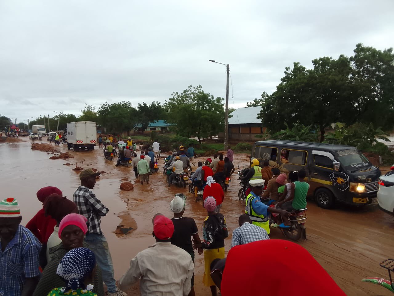 KeNHA warns of rising floodwaters at Tana River bridge