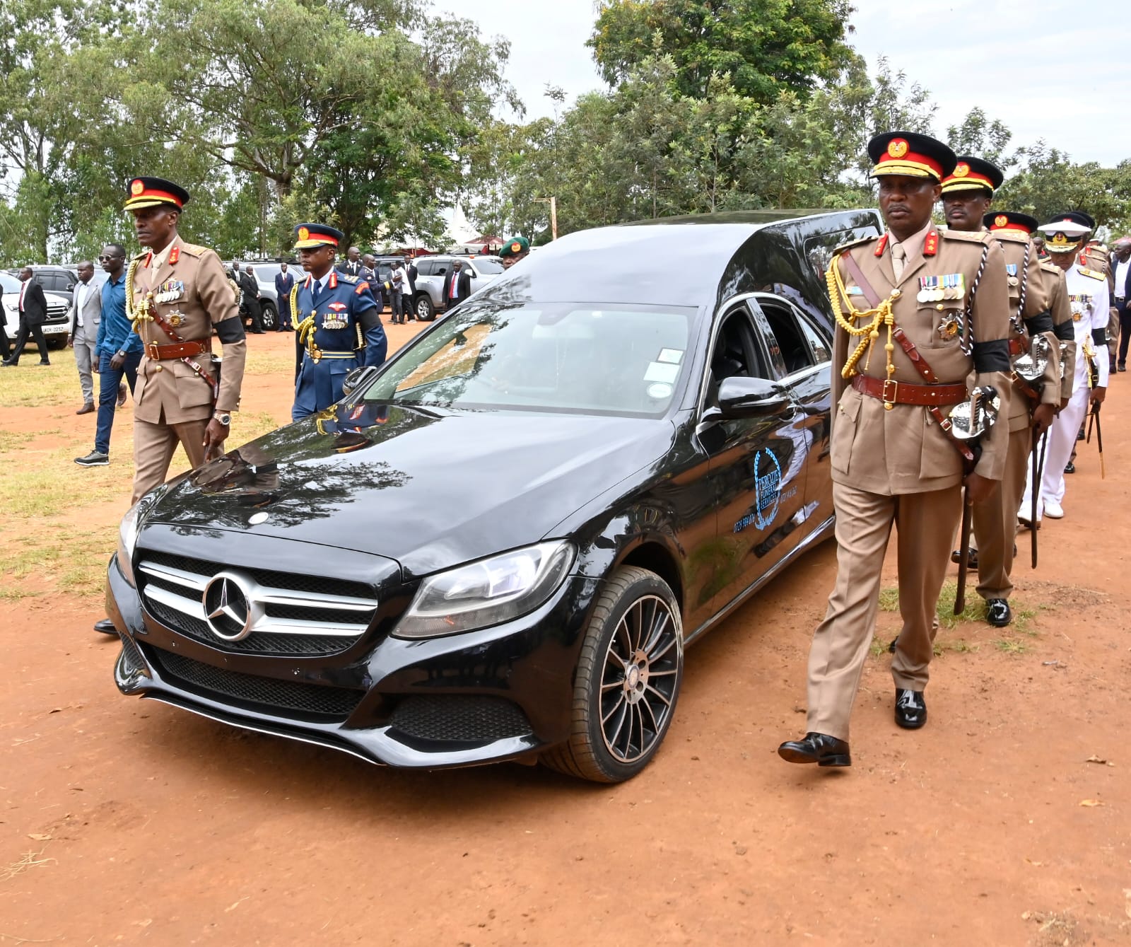 Oburu conveys Raila, Uhuru’s condolences at Gen Ogolla funeral