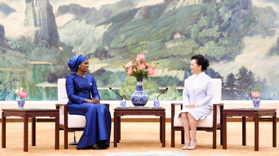 Peng Liyuan chats over tea with Senegal’s first lady