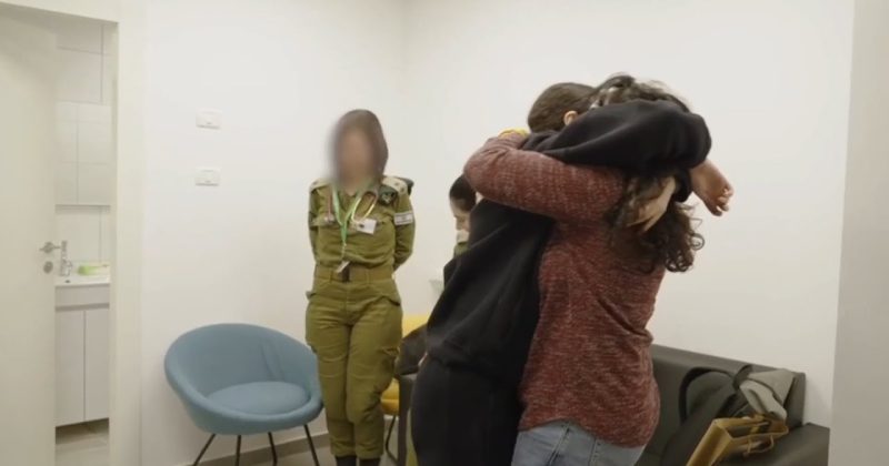 (WATCH) Israeli Hostages embrace mothers in an emotional scene after 15 months in captivity