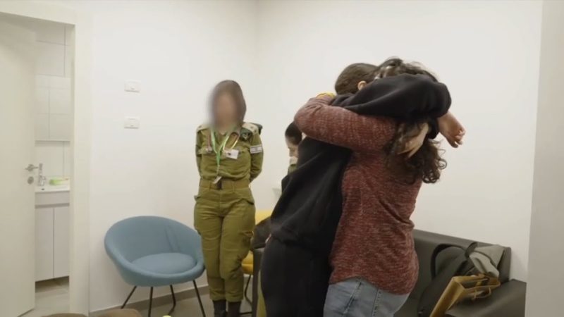 (WATCH) Israeli Hostages embrace mothers in an emotional scene after 15 months in captivity