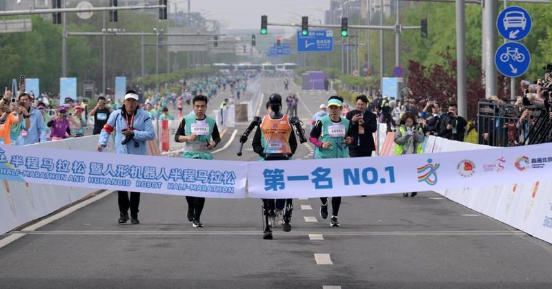 China Hosts World’s First Humanoid Robot Half Marathon in Beijing