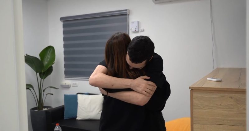 (WATCH) US-Israeli hostage Edan Alexander has emotional reunion with family following release