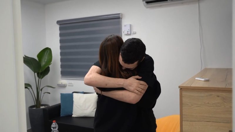 (WATCH) US-Israeli hostage Edan Alexander has emotional reunion with family following release