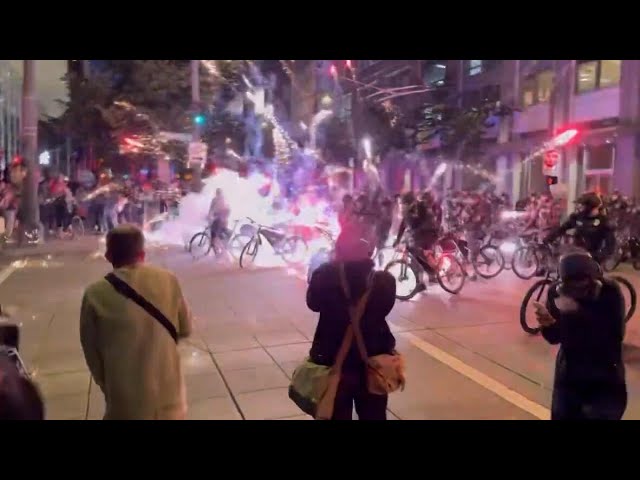 (WATCH) Anti-deportation protesters hurl fireworks at police, ignite fires during clashes in Seattle