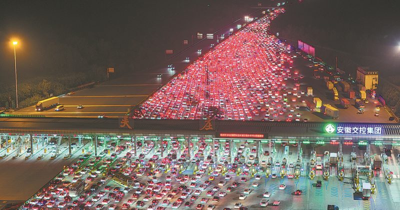 China’s holiday travel rush sets records