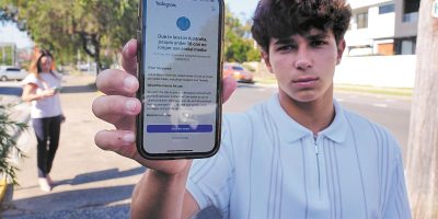 France passes law banning under-15s from social media