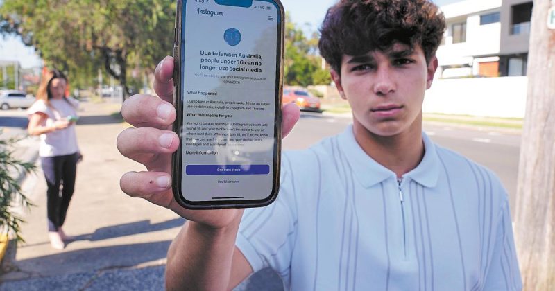 France passes law banning under-15s from social media