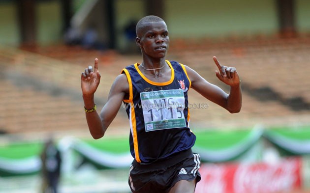 Emmanuel Kipsang lifts his hands in celebration after winning the men's 10,000m/PHOTO-Raymond Makhaya