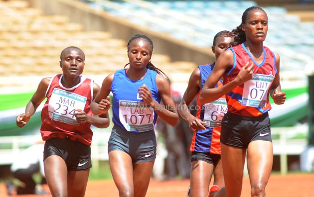 Hellen Obiri tucked in between the leading pack as Selah Jepleting leads the 5000m race/PHOTO-Raymond Makhaya