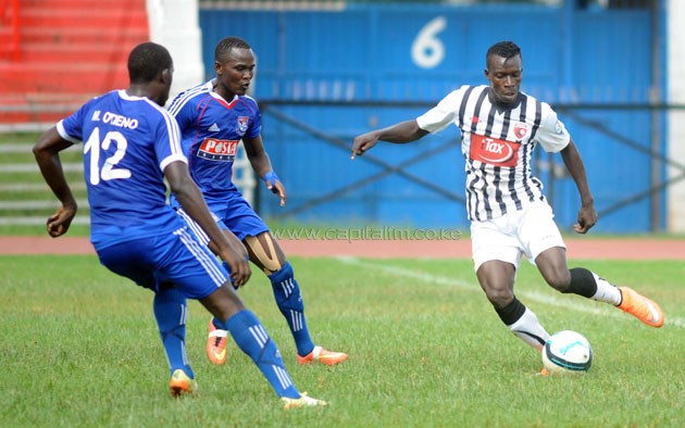 Ushuru's Philemon Otieno is cornered by Posta's duo of Joseph Mbugi and Moses Otieno/ PHOTO- Raymond Makhaya