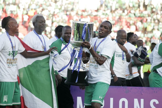 Rwandese forward Meddie Kagere lifting the SportPesa Premier League trophy when Gor Mahia was crowned 2015 unbeaten champions. PHOTO/File