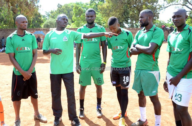Gor Mahia Youth assistant coach Zablon 'Pro' Otieno (pointing) giving direction when he was coaching his Kaloleni team A1000 Street in the 2015 Koth Biro tournament where they gfinished second.PHOTO/Timothy Olobulu.
